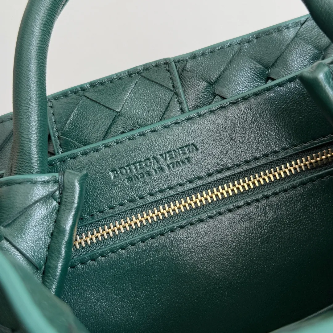 The new Andiamo batch of 3060 BV is shipped‼ ️The classic intercciato weaving process is used to create a soft bag, the metal knot is made of micro-cast aluminum using jewelry technology🪢, and the decorative beads are made of metal and hand-polished oak, allowing you to jump repeatedly between elegance and fun💃, making it unpredictable. Classic and versatile, it shows off your temperament, and the bag has a large capacity, making it very convenient for daily commuting! It has a variety of carrying methods, the shoulder straps can be adjusted by yourself, the original lambskin feels soft and delicate, and the unisex style breaks gender boundaries and brings a more practical and long-lasting use experience. The Andiamo, which has both elegant and casual styles, perfectly interprets the "fashionable old money style". Style No.: 743568+Wood Hardware Color: Emerald Size: 25*22*10.5cm